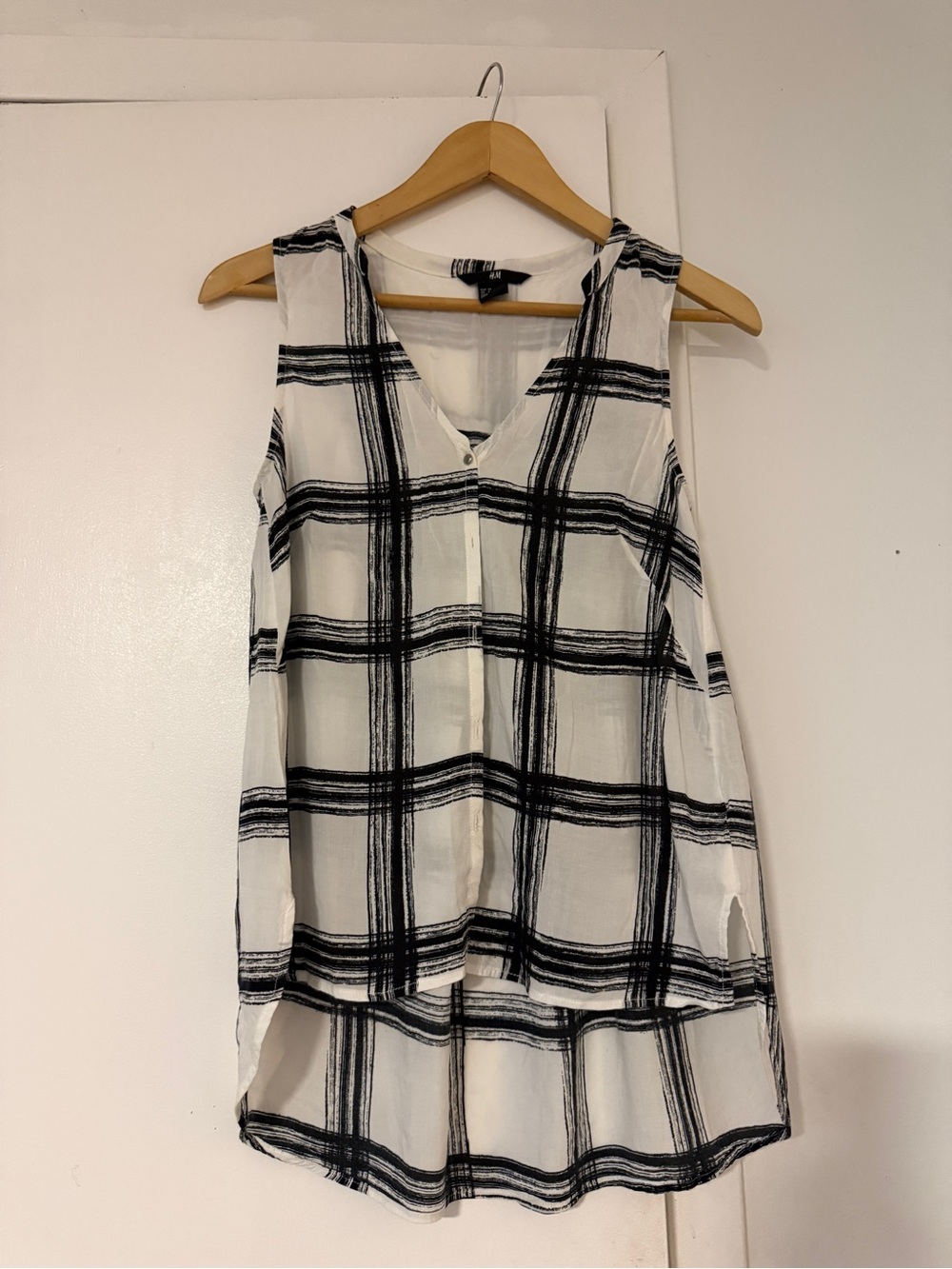H&M Black & White Plaid Sleeveless V-Neck Blouse